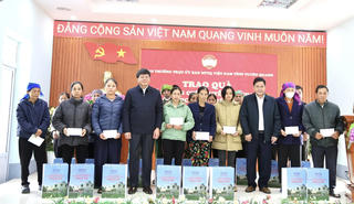 Mặt trận Tuyên Quang trao quà hỗ trợ người dân Ngọc Đường sau thiên tai