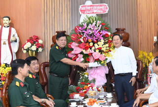 Quân khu 9 thăm, chúc mừng đồng bào Công giáo tại Cà Mau nhân Lễ Giáng sinh