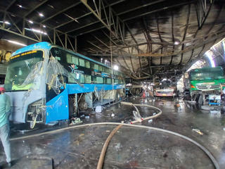 Gia Lai: Cháy lớn tại garage ô tô, 3 xe giường nằm và 1 xe tải bị thiêu rụi