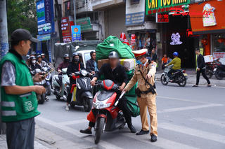 Hà Nội: Né Camera AI bằng cách che khuất biển số, nhiều shipper bị CSGT xử lý