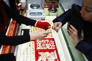 “Bão giá” trên thị trường vàng