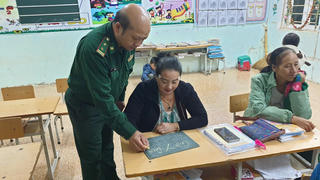 Bảo vệ biên cương bằng con chữ