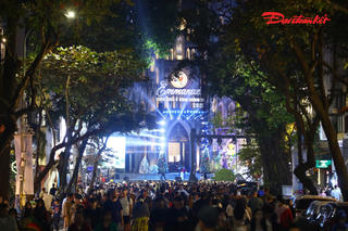 Khoảnh khắc yêu thương đêm Giáng sinh tại Nhà thờ Lớn Hà Nội