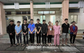 Mâu thuẫn tình cảm trên mạng, hai nhóm hỗn chiến trên phố