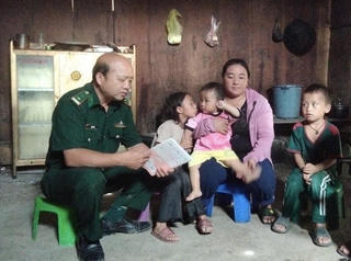 Chung tay xóa mù chữ nơi biên giới 