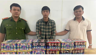 TP Hồ Chí Minh: Công an xã Xuân Thới Sơn liên tiếp bắt đối tượng mua bán pháo nổ trái phép 