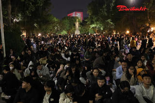 Hàng vạn người đổ về hồ Gươm chờ đón khoảnh khắc pháo hoa Tết Dương lịch