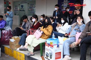 Bến xe Hà Nội đông nghịt khách ngày làm việc cuối cùng trước kỳ nghỉ Tết Dương lịch