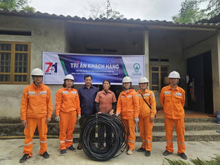 Tháng Tri ân khách hàng: EVNNPC tiếp tục chung tay khắc phục hậu quả thiên tai, đồng hành cùng khách hàng sử dụng điện an toàn, ổn định