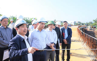 Chủ tịch UBND TP Đà Nẵng Phạm Đức Ấn kiểm tra tiến độ cầu Văn Ly, nút giao quốc lộ 14B