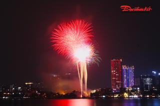 Hà Nội rực sáng pháo hoa, người dân và du khách hân hoan đón Tết Dương lịch 2026
