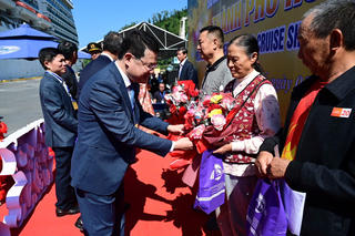 Tàu du lịch chở hàng nghìn du khách đến Huế trong ngày đầu năm mới