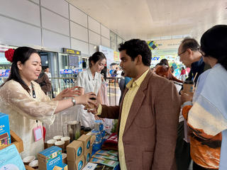 Xông đất sân bay Đà Nẵng, du khách bất ngờ được tặng cà phê, chụp hình