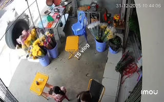 Xe đầu kéo văng bánh, một phụ nữ phải nhập viện cấp cứu