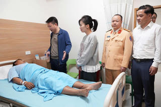 Lãnh đạo Công an tỉnh Phú Thọ thăm hỏi cán bộ Cảnh sát giao thông bị thương khi làm nhiệm vụ