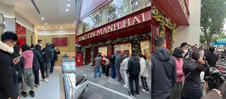 Dậy sớm từ 8 giờ sáng, người dân xếp hàng rước lộc Vàng 0,1 chỉ ngày đầu năm