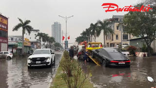 Quảng Ninh: Xe 'rẽ sóng' trên khu đô thị 'đến hẹn lại ngập'