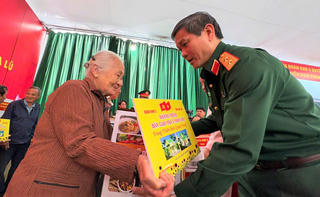 Quân khu 5 bàn giao 175 căn nhà cho người dân vùng lũ trong Chiến dịch Quang Trung