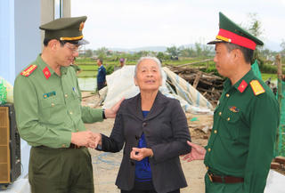 Công an Gia Lai bàn giao nhà mới cho hộ dân bị sập nhà do bão số 13