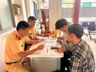 Xử lý 2 thanh niên không hợp tác kiểm tra nồng độ cồn, có hành vi cản trở CSGT