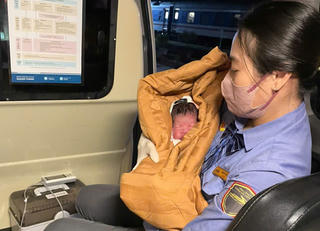 Sản phụ sinh bé trai trên tàu hoả trong đêm