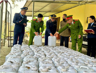 Lào Cai: Phát hiện cơ sở sản xuất, kinh doanh hơn 2.000 lít rượu trái phép