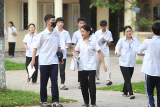 Học sinh Hà Nội vừa học vừa lo môn thi thứ ba vào lớp 10