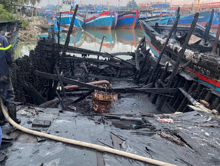 Quảng Ngãi: 4 tàu cá neo đậu tại sông Trà Bồng bốc cháy lớn