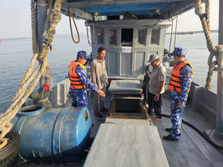 Cảnh sát biển tạm giữ tàu cá chở 40.000 lít dầu DO không chứng minh được nguồn gốc hợp pháp
