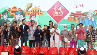 Chương trình “Chung vị tết Việt, gắn kết muôn miền” tặng 500 phần quà tại Vĩnh Long