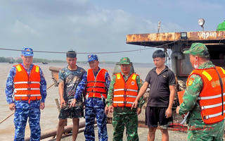 Cảnh sát biển bắt tàu có hành vi khai thác 'cát lậu' trong vùng nội thủy