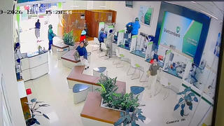 Gia Lai: Truy bắt 2 đối tượng dùng súng cướp ngân hàng