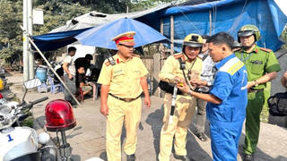TP Hồ Chí Minh: Cảnh sát giao thông dẫn đường cho xe chở người bệnh đi cấp cứu