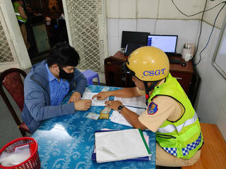 TPHCM: Xử phạt nam thanh niên buông hai tay, mở loa khi điều khiển xe máy