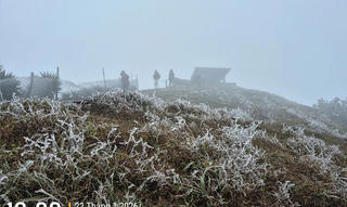 Trên đỉnh Mẫu Sơn xuất hiện băng giá