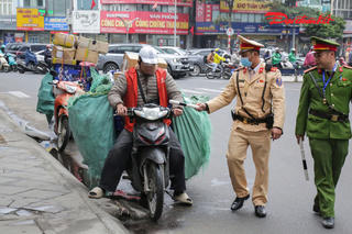 Chở hàng cồng kềnh che biển số, nhiều shipper bị CSGT xử phạt