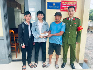 Quảng Trị: 2 nam sinh nhờ Công an tìm, trả chiếc ví cho người làm rơi