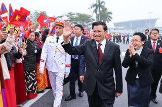 Tổng Bí thư, Chủ tịch nước Lào và Phu nhân đến Hà Nội, bắt đầu thăm cấp Nhà nước tới Việt Nam