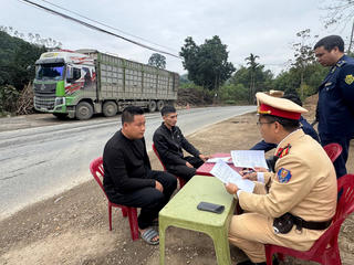 Lào Cai: Phát hiện 2 xe ô tô tải vận chuyển hơn 70 tấn đá không rõ nguồn gốc