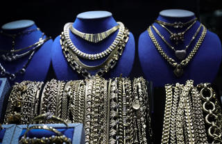 Vàng, bạc cùng đu đỉnh, thế giới “nóng” với tài sản trú ẩn