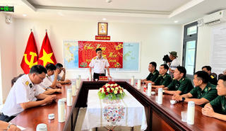 Bộ Tư lệnh Vùng 2 Hải quân thăm, tặng quà tại đặc khu Côn Đảo