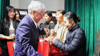 Phó Chủ tịch Quốc hội Đỗ Văn Chiến tặng quà gia đình chính sách, hộ nghèo tại Bắc Ninh