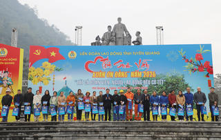 “Tết sum vầy - Xuân ơn Đảng”: Ấm áp nghĩa tình công đoàn ở phường Hà Giang 1