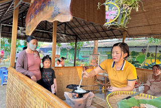 Làng nghề bánh tráng, mứt kẹo miền Tây tất bật phục vụ Tết