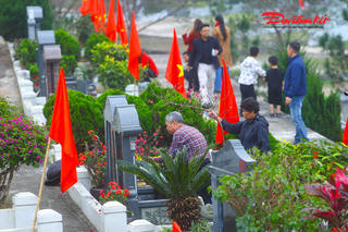 Rằm tháng Chạp, người dân đi tảo mộ mời tổ tiên về ăn Tết