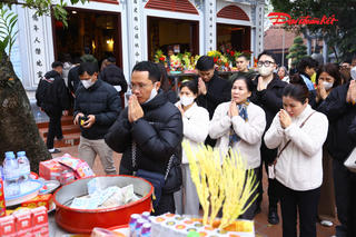 Người dân nườm nượp về Phủ Tây Hồ tạ lễ Rằm tháng Chạp