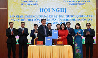 Mặt trận tỉnh Điện Biên nhận bàn giao hồ sơ người ứng cử đại biểu