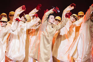 Trúc Nhân khiến dàn nghệ sĩ phải đứng dậy “tập thể dục” tại Làn Sóng Xanh
