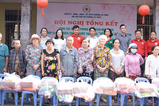 Trao 400 phần quà Tết cho các hộ dân có hoàn cảnh khó khăn 