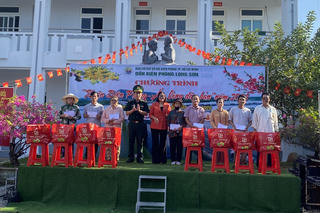 TP Hồ Chí Minh: Tặng quà Tết cho nhân dân khu vực biên giới